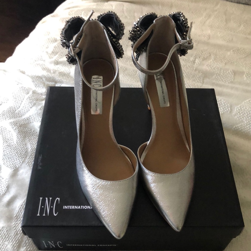 Beautiful INC silver pumps /heels